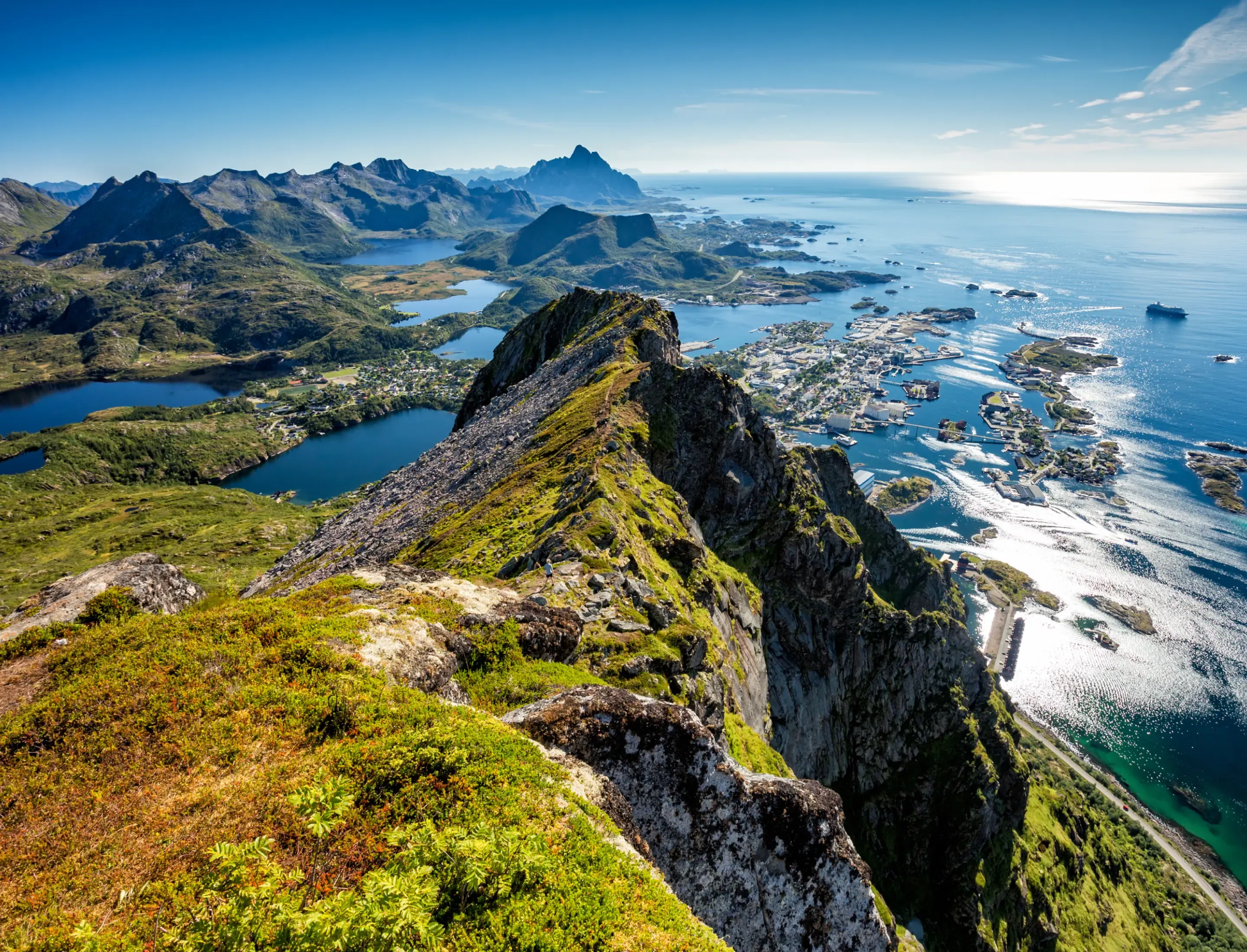 Flyfoto av norsk natur med fjell og vann