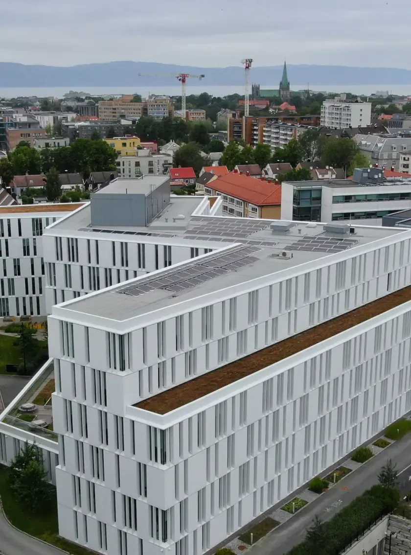 Flyfoto av det store hvite næringsbygget i Abels gate 9 i Trondheim