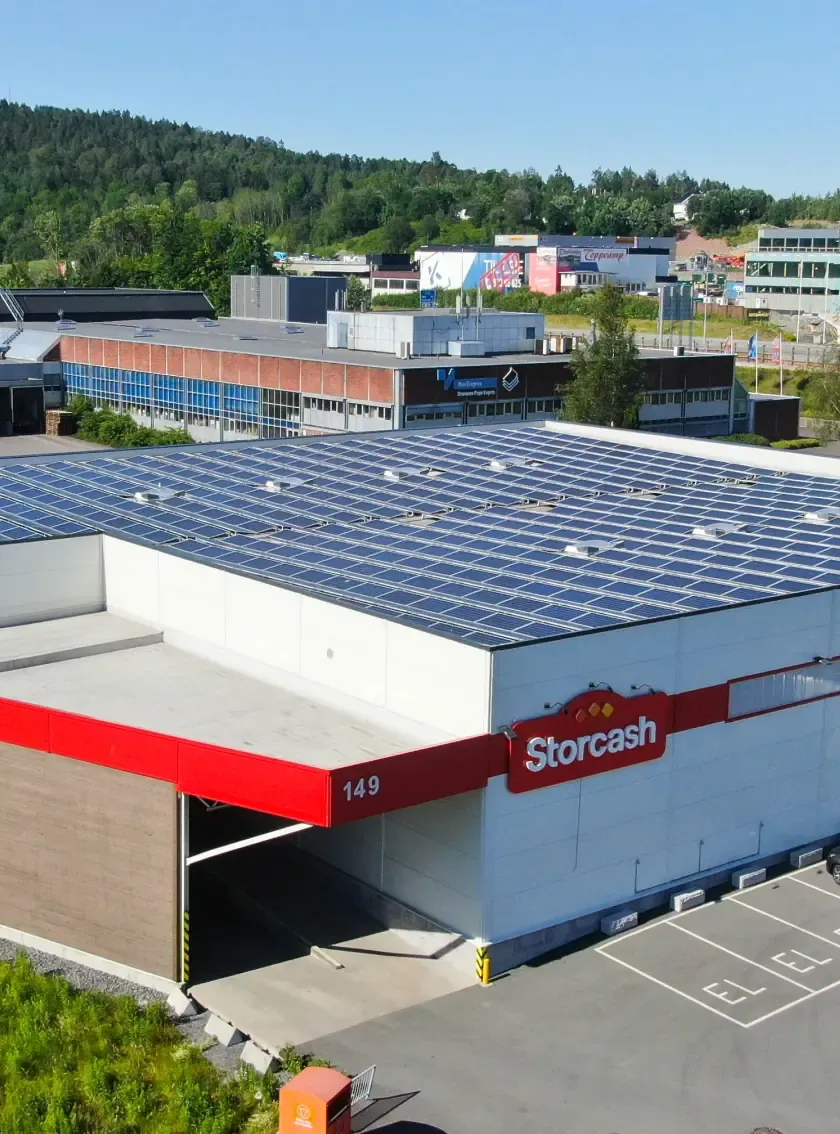 Buskerud Storcash i Drammen med solcellepaneler på taket