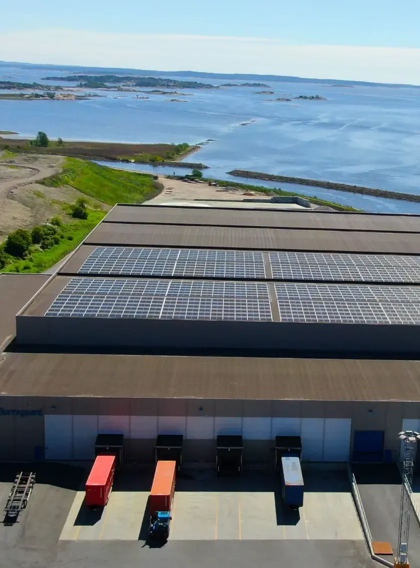 Lagerbygg på Borg havn i Fredrikstad med solcellepaneler på taket
