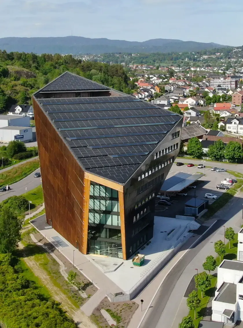 Flyfoto av Powerhouse i Porsgrunn med solceller på taket