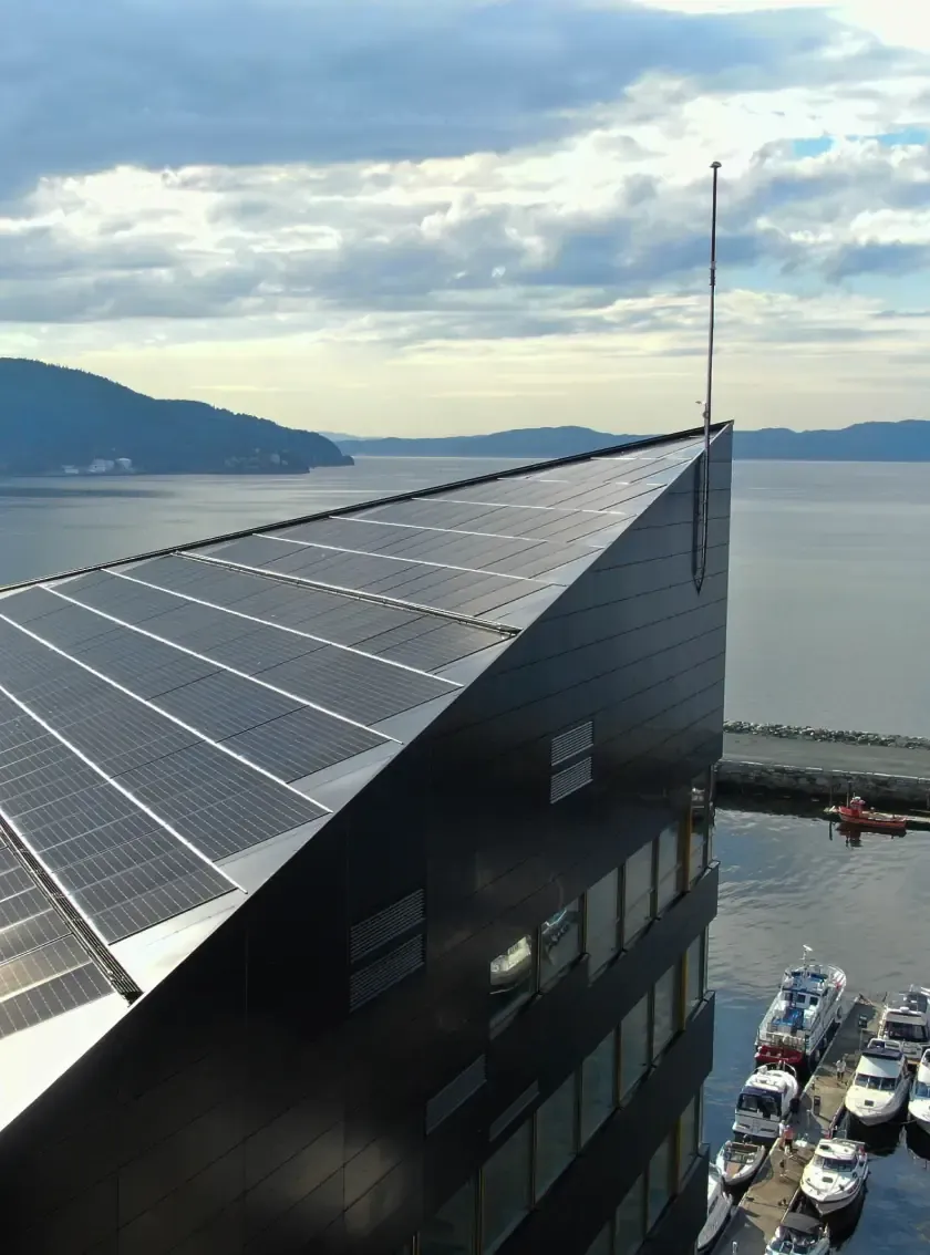 Solcellepaneler på taket av Powerhouse i Trondheim