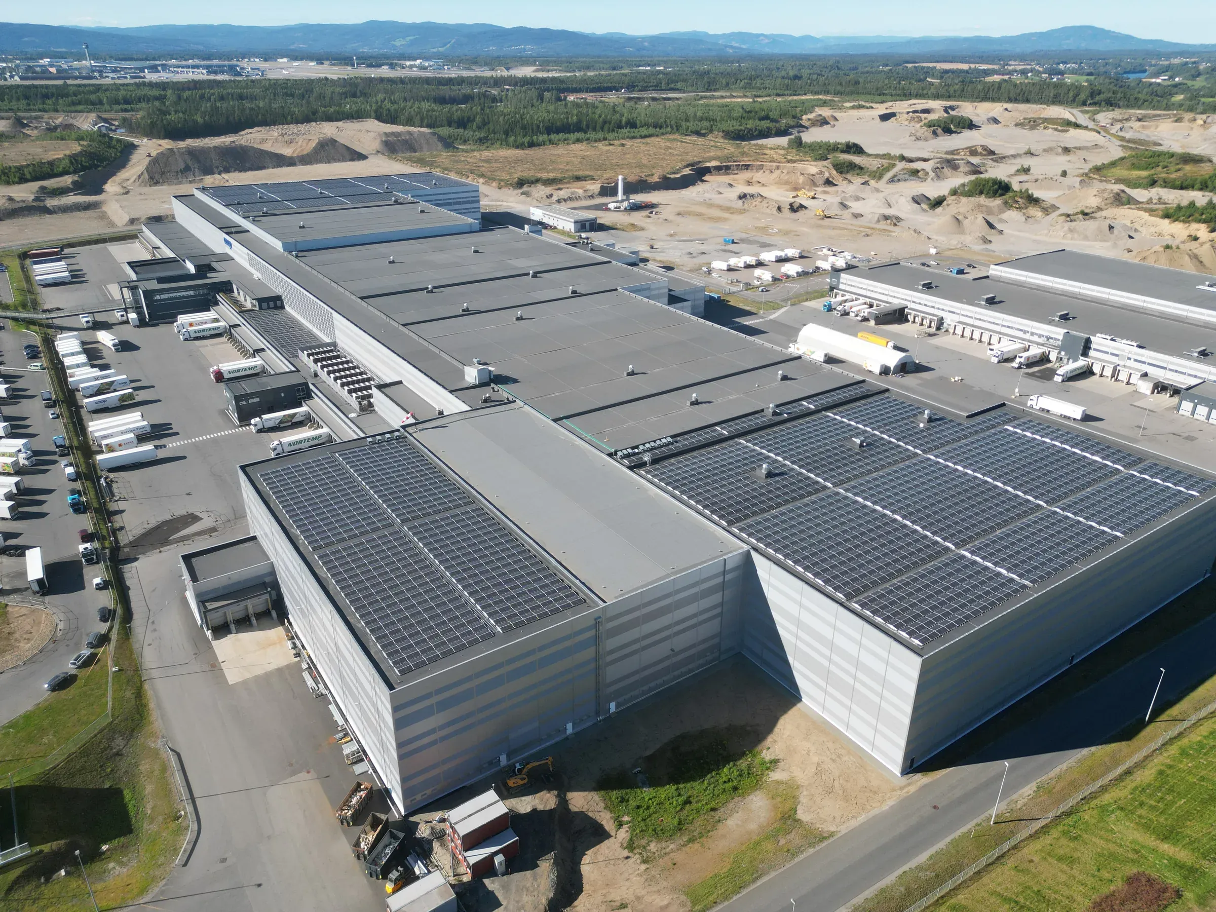 Flyfoto av Coop Norge Hovedlager på Jessheim med solcellepaneler på taket