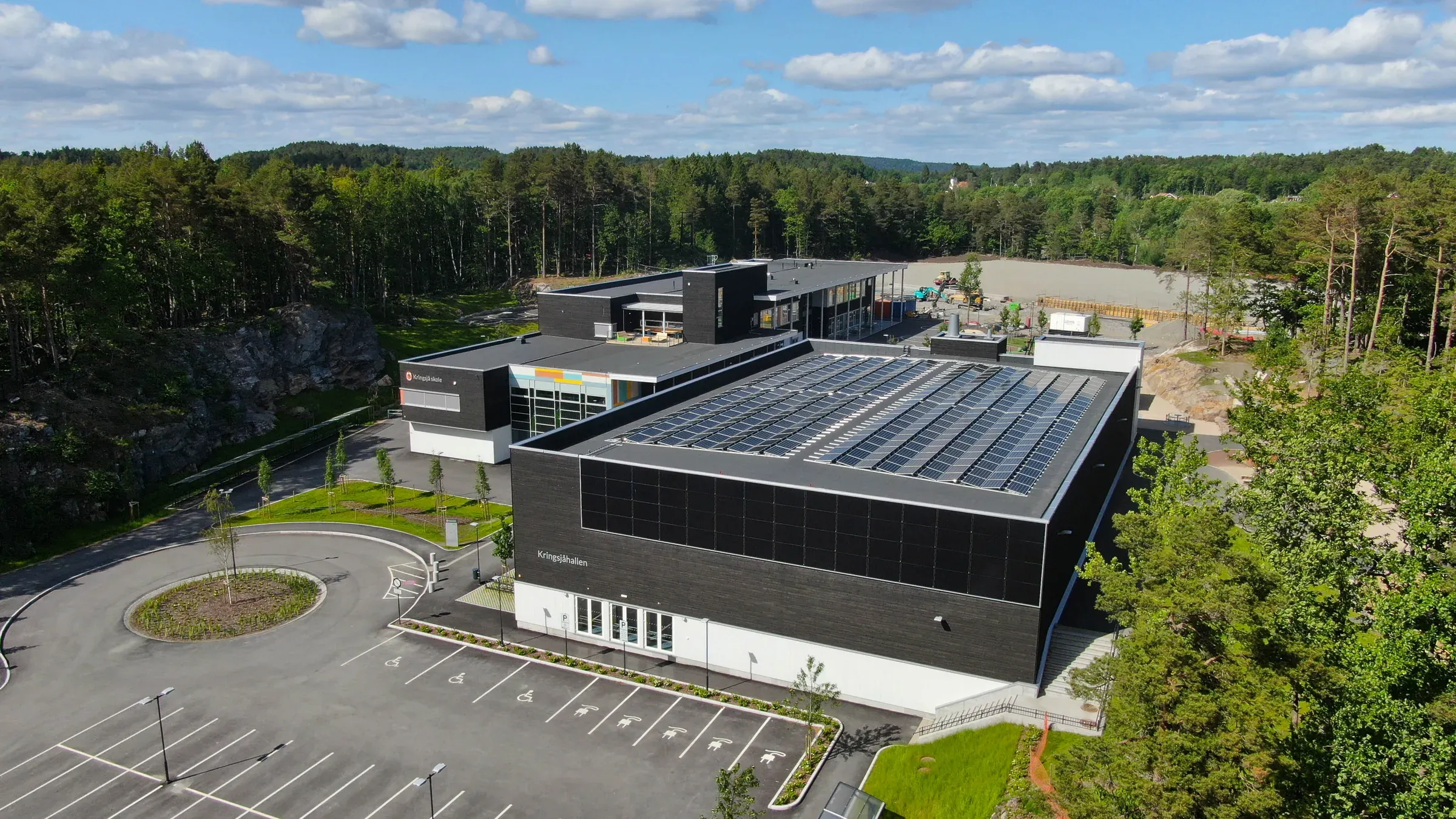 Flyfoto av Kringsjå skole i Kristiansand med solcellepaneler på taket