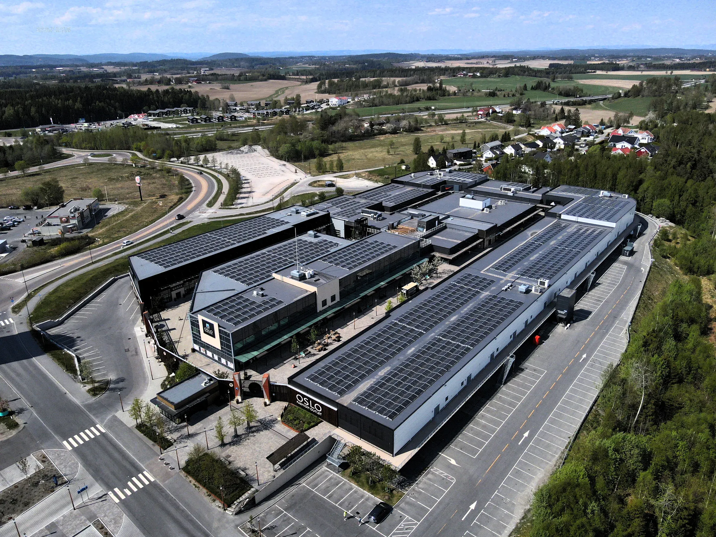 Flyfoto av Oslo Fashion Outlet i Vestby med solcellepaneler på takene
