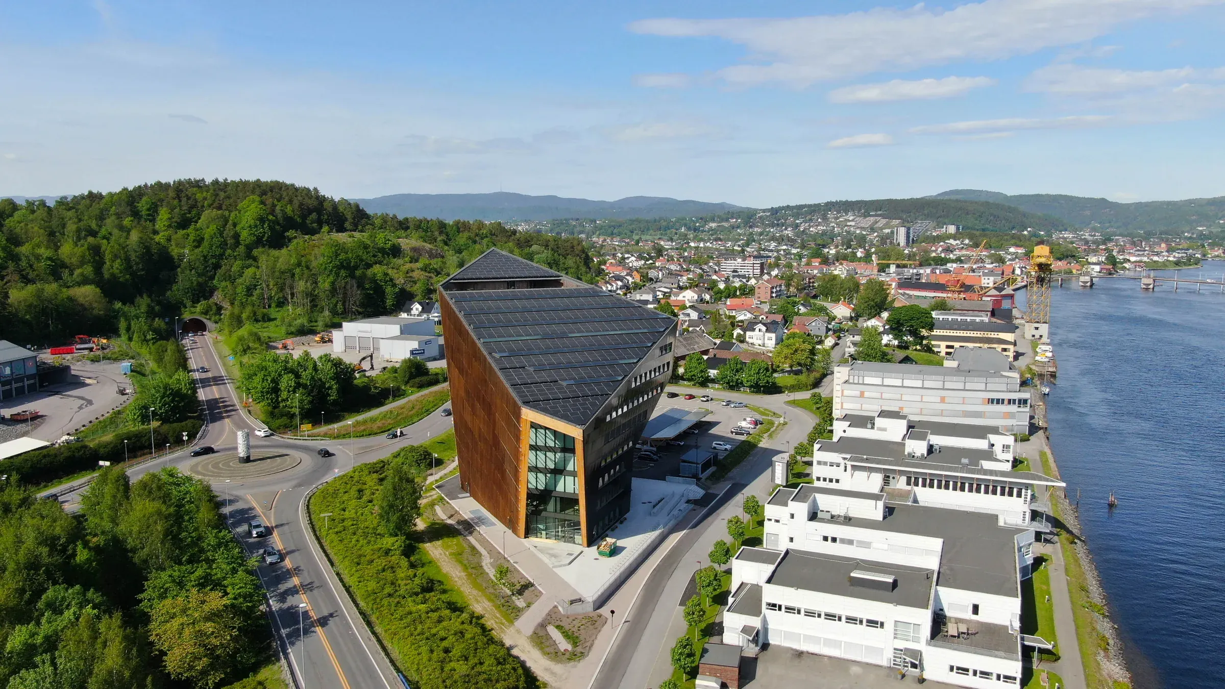 Flyfoto av Powerhouse i Porsgrunn med solceller på taket