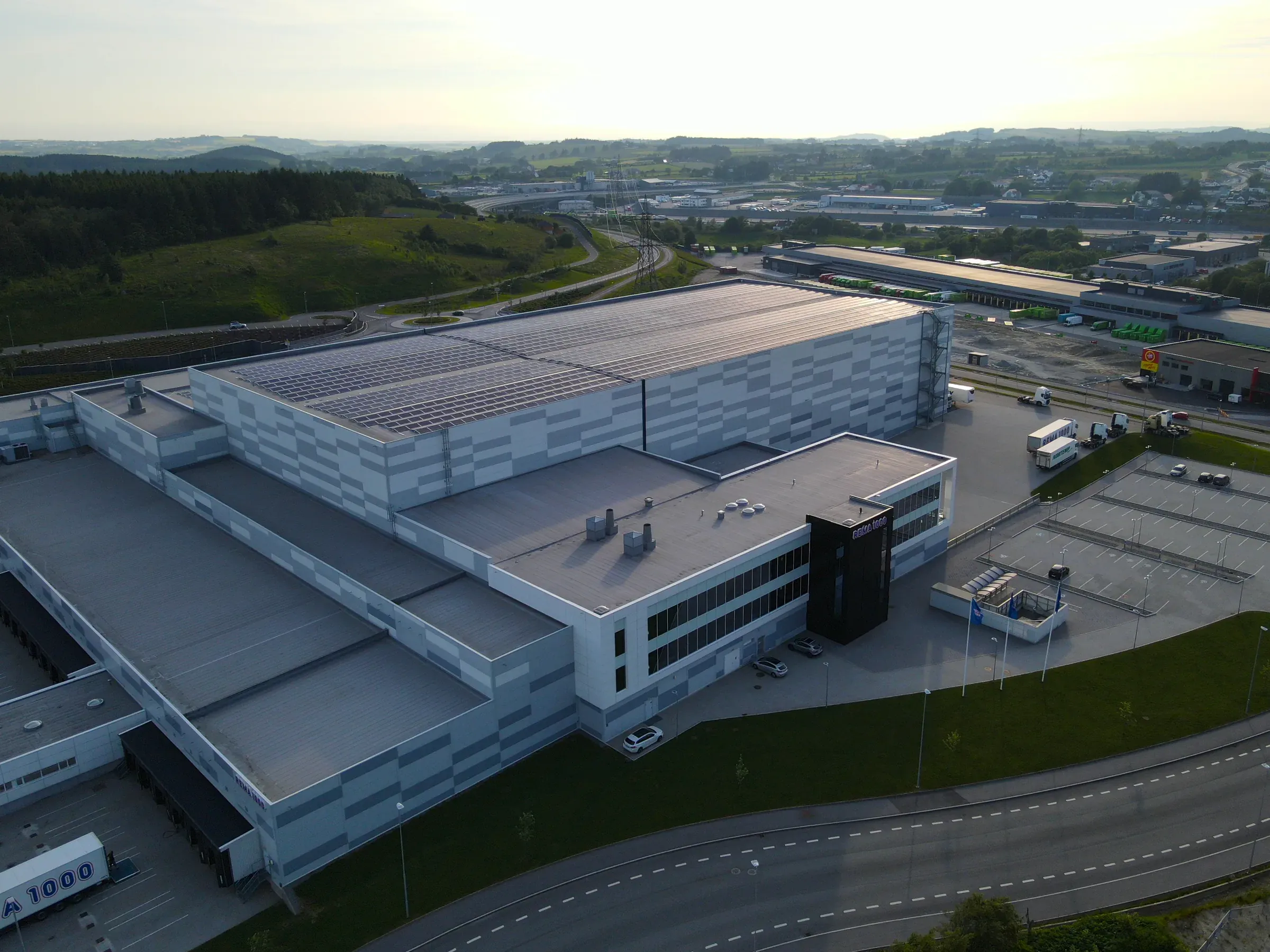 Flyfoto av Rema 1000-lageret i Sandnes med solcellepaneler på taket