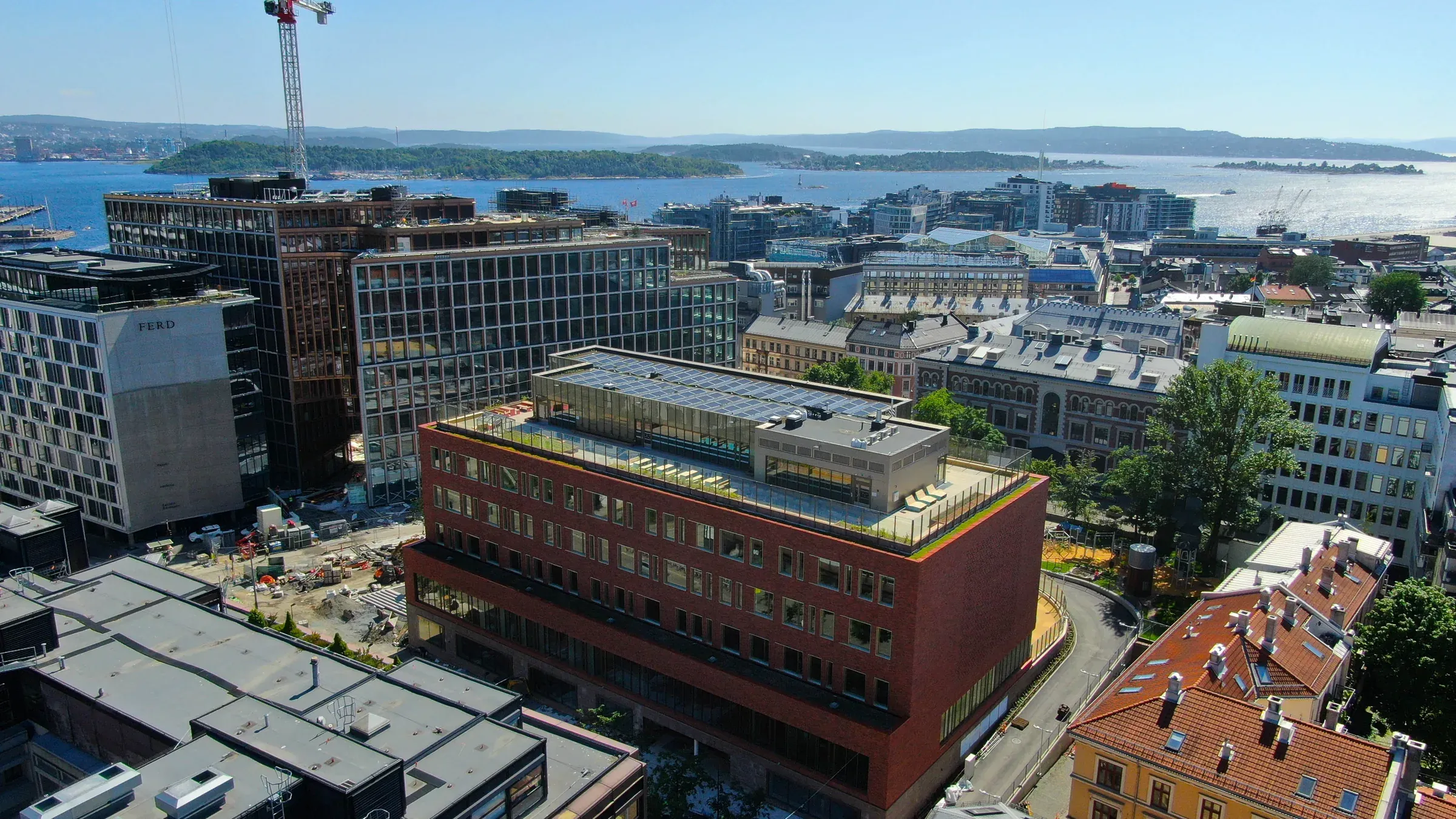 Flyfoto av Ruseløkka skole i Oslo med solcellepaneler på taket