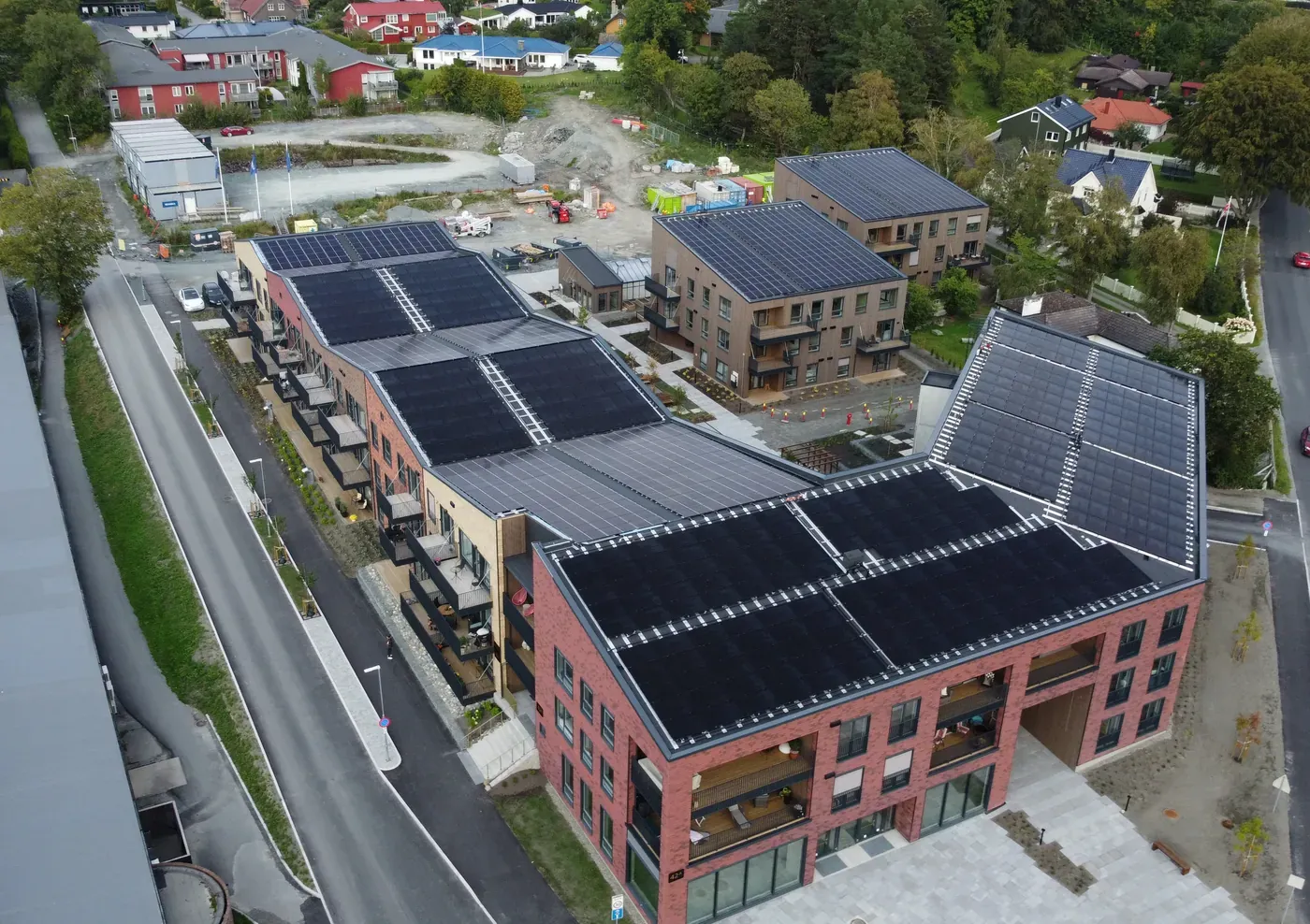 Apartment buildings at Gartnersletta with solar panels on the roofs