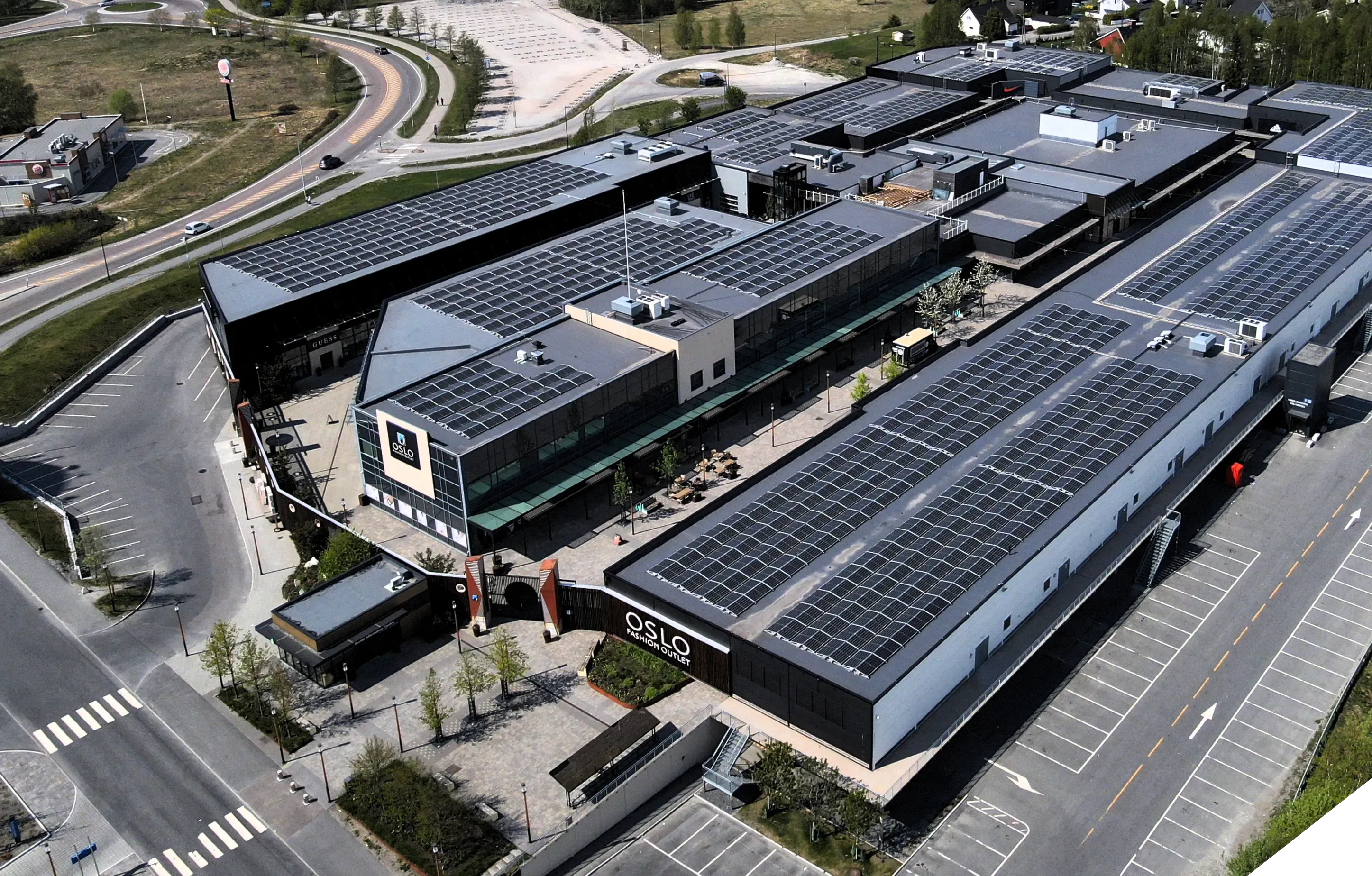 Flyfoto av Oslo Fashion Outlet med solcellepaneler på taket