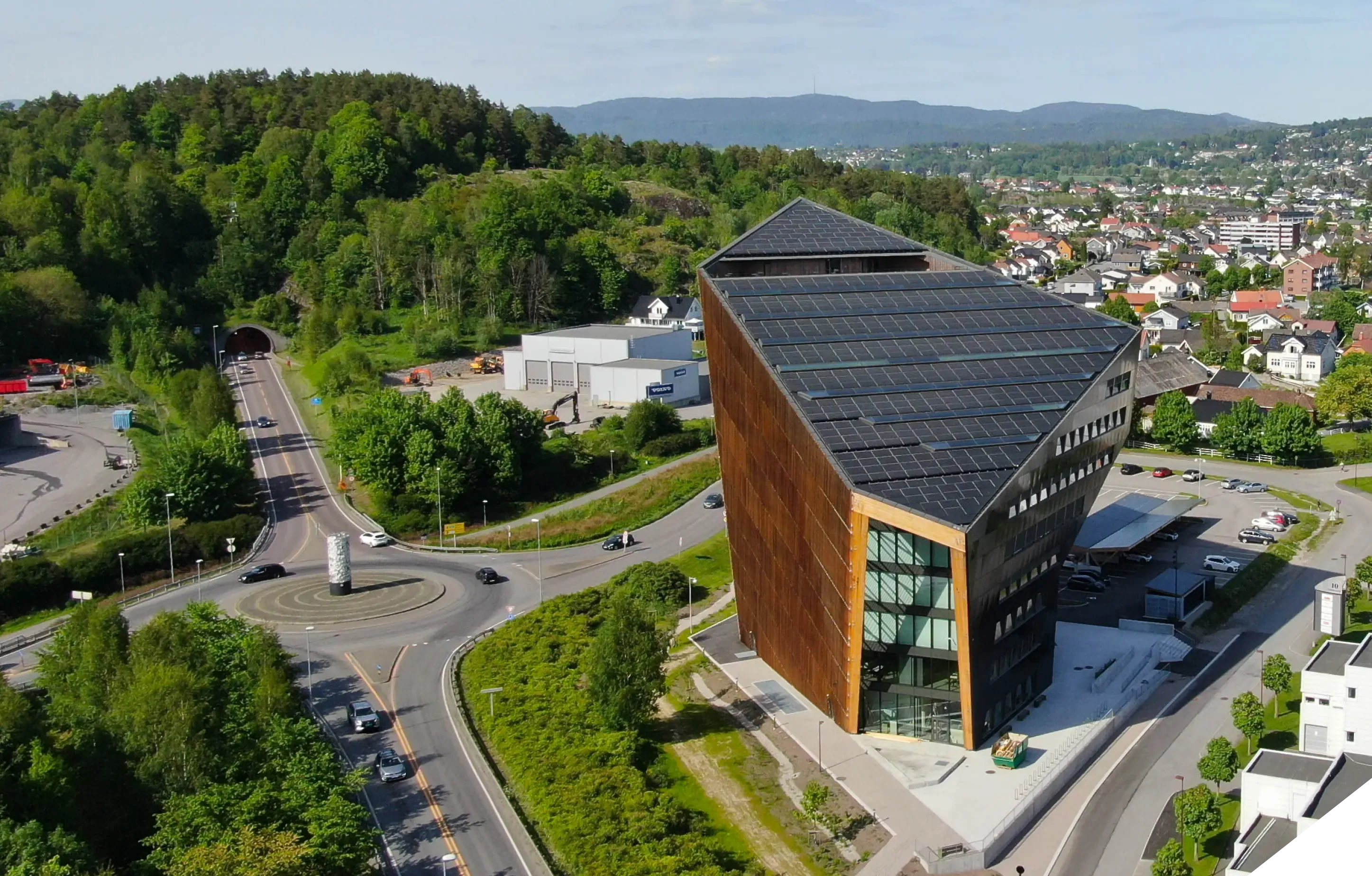 Flyfoto av et næringsbygg midt i en by