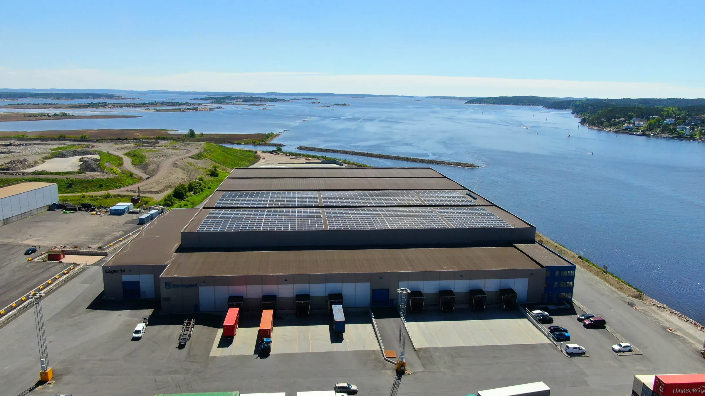 Lagerbygg på Borg havn i Fredrikstad med solcellepaneler på taket