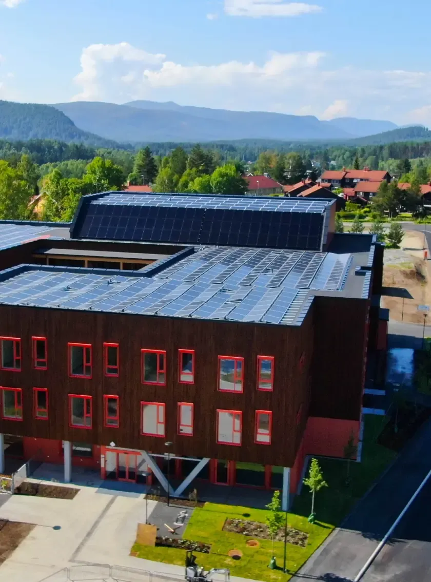 Flyfoto av Edvardsløkka omsorgssenter i Kongsberg med solcellepaneler på taket