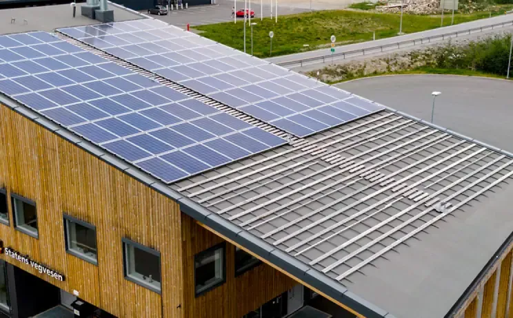 Bygning med solcellepaneler montert på skrå tak
