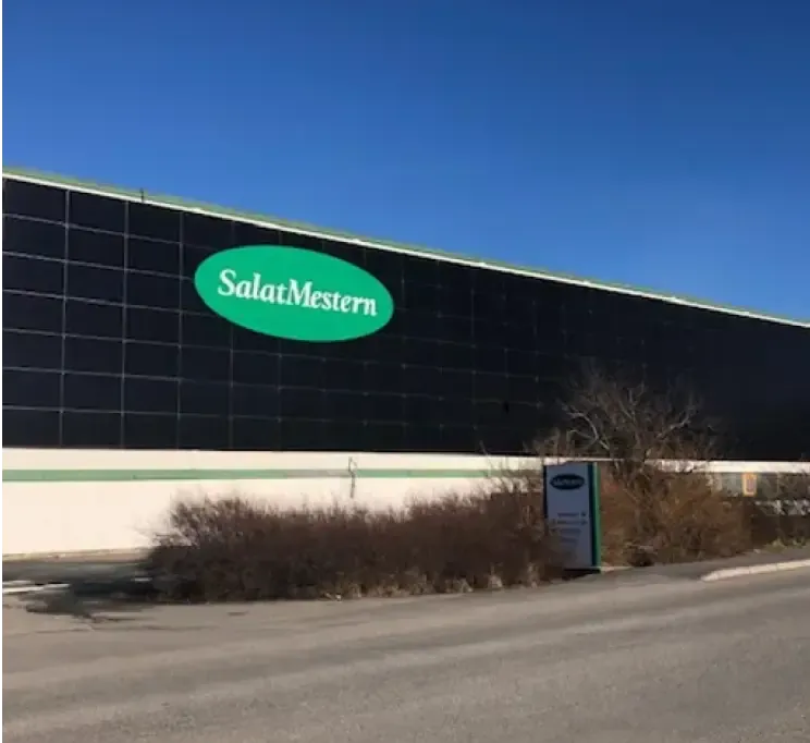 Næringsbygg med solcelleanlegg montert på fasaden